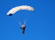 开云体育在线-维斯塔潘绝杀时刻，梅赛德斯终场逆袭，点燃赛场的不仅是引擎