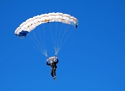 开云体育在线-维斯塔潘绝杀时刻，梅赛德斯终场逆袭，点燃赛场的不仅是引擎