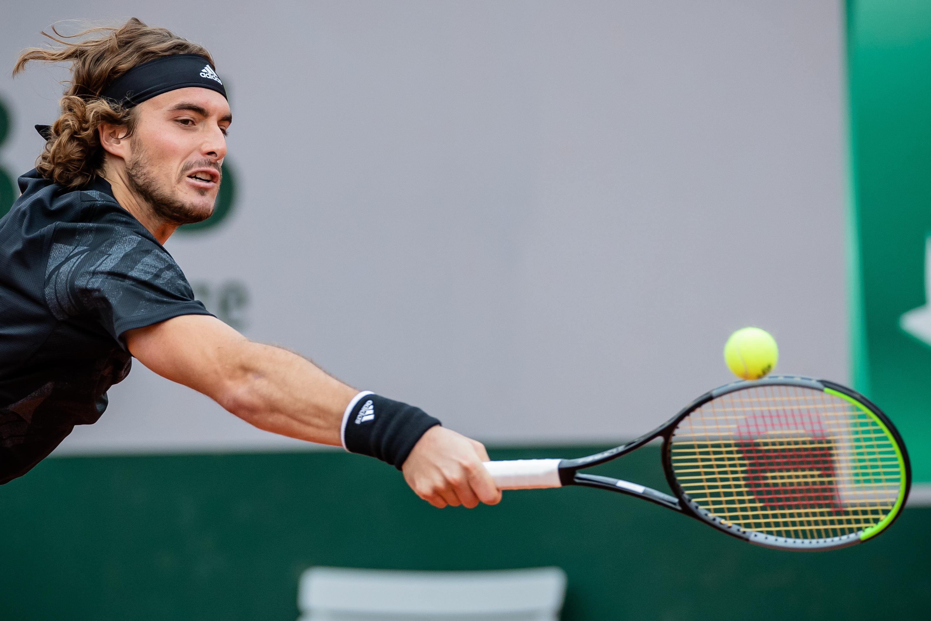 世界网球队鏖战法国网球队,西西帕斯爆发神勇的简单介绍 世界网球队鏖战法国网球队,西西帕斯爆发神勇的简单介绍