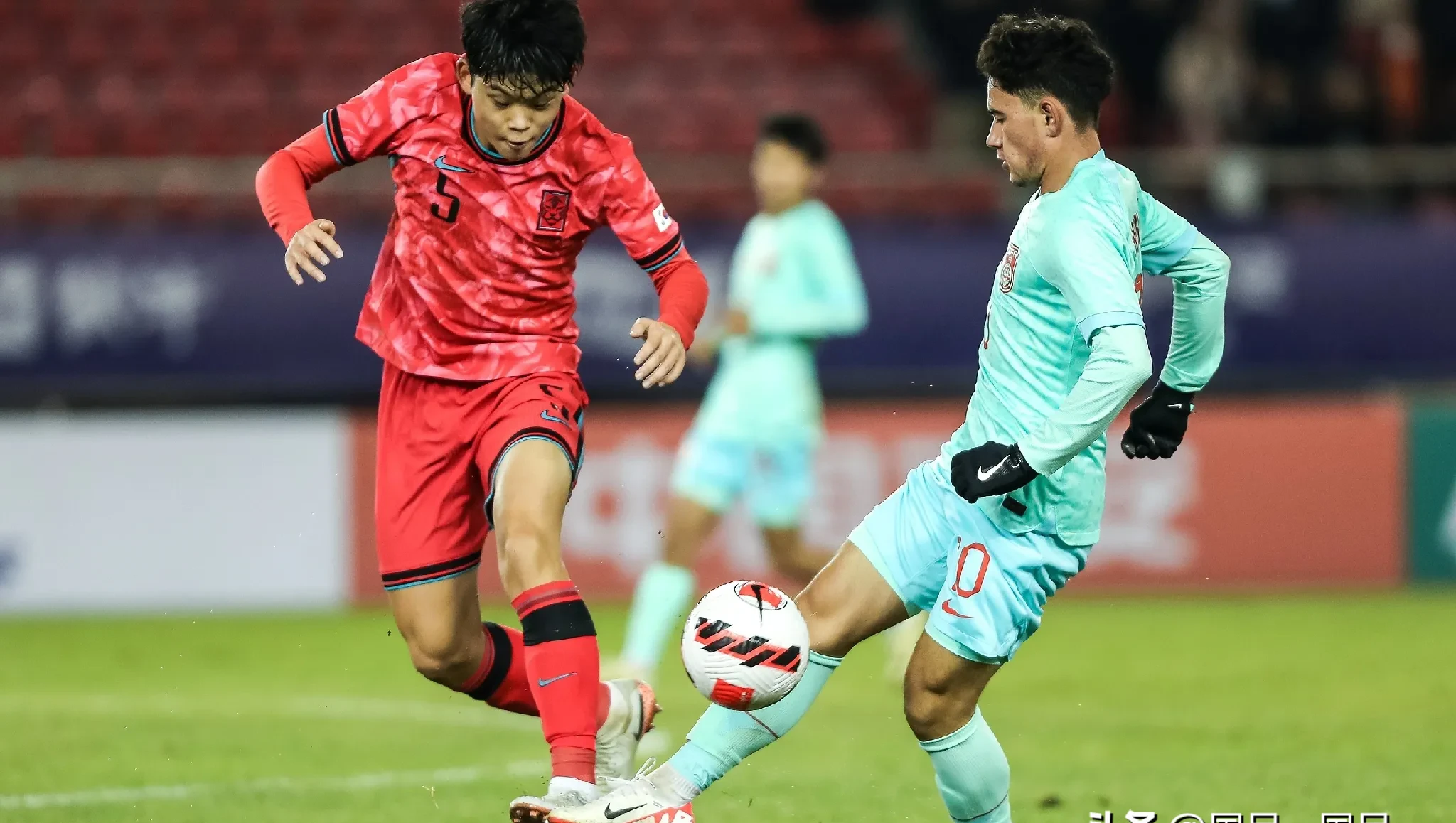 杰出球员在亚洲联赛上展现技术实力 杰出球员在亚洲联赛上展现技术实力