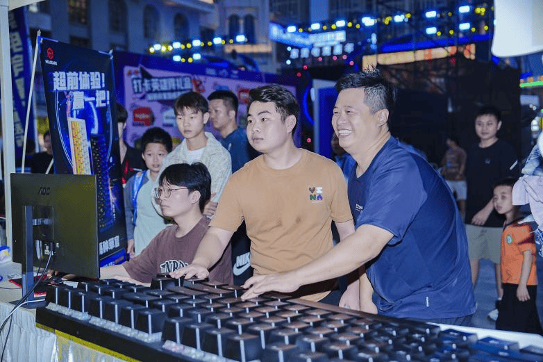 精彩比赛引人入胜,观众尽情欢呼见证英雄风采的简单介绍 精彩比赛引人入胜,观众尽情欢呼见证英雄风采的简单介绍