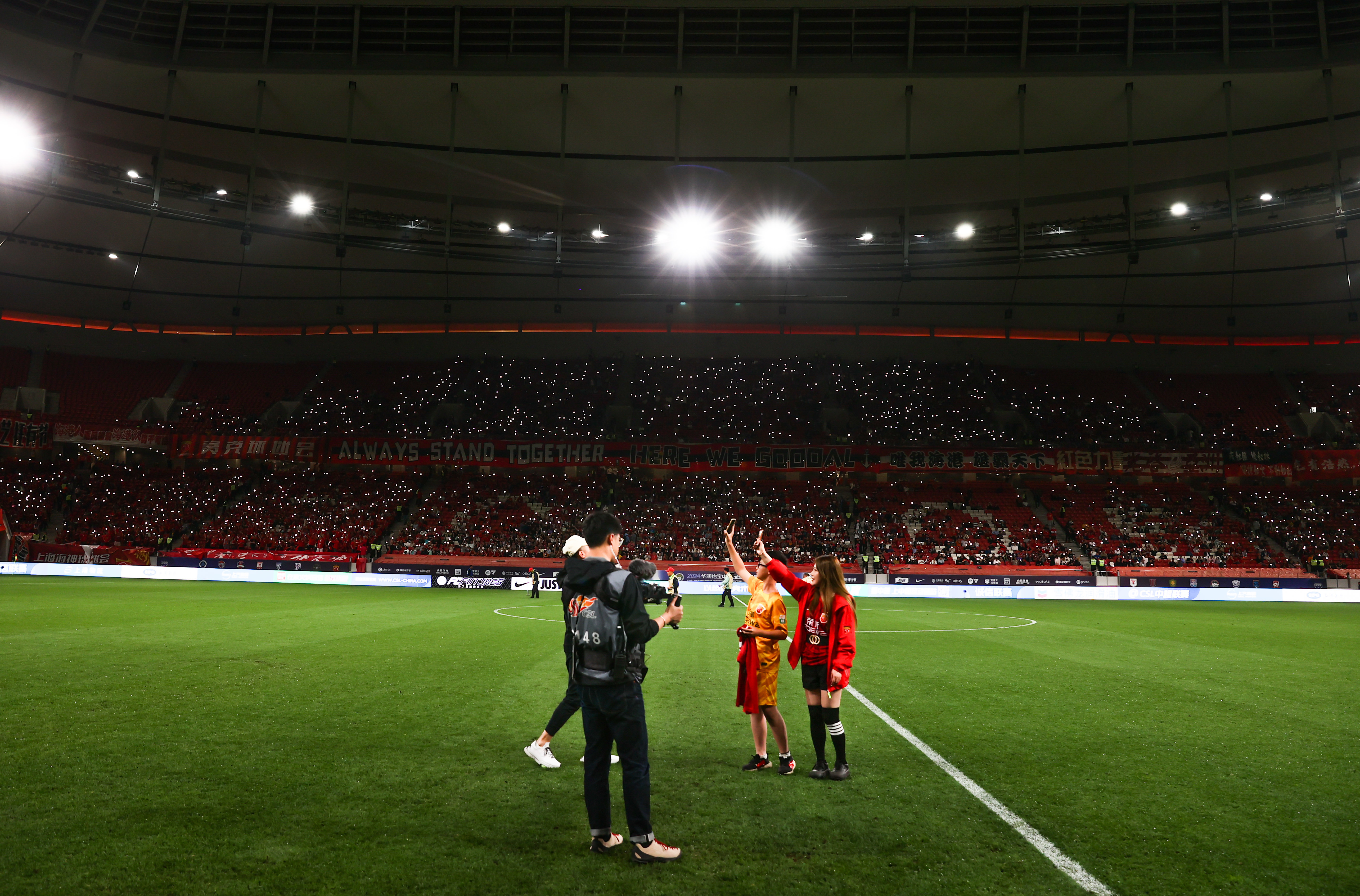 关于足球赛事场面惊心动魄，观众惊叹不已的信息