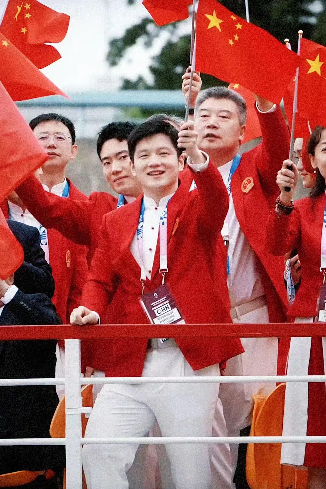 中国队轻取英格兰队，樊振东点燃赛场