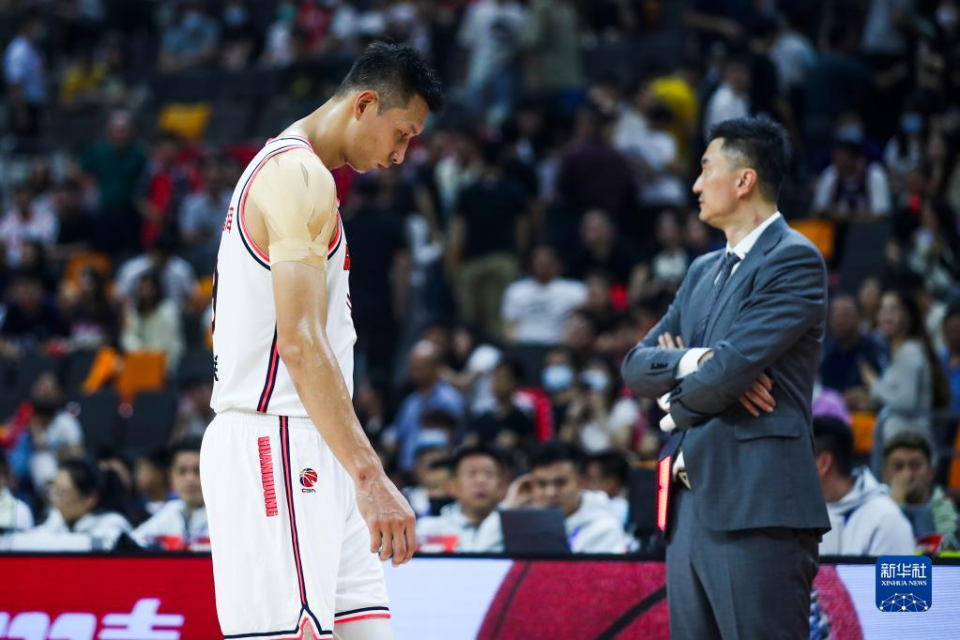 包含独行侠横扫新疆队，易建联关键制胜的词条