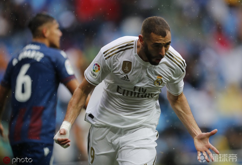 关于那不勒斯横扫里昂，本泽马状态火热的信息