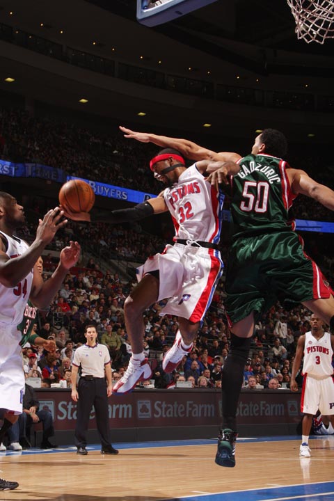 魔术险胜雄鹿，汉密尔顿统治全场