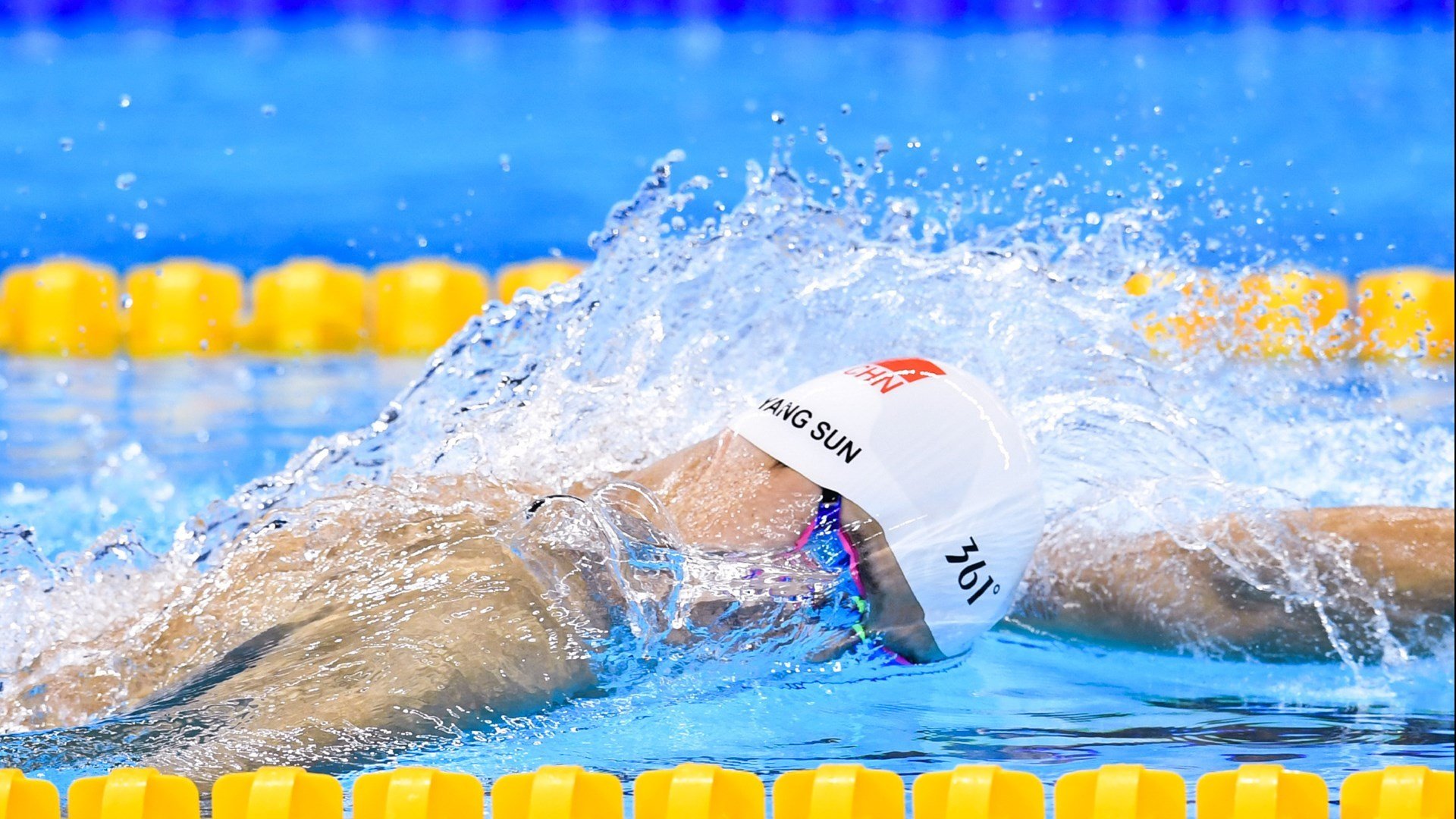 维斯塔潘绝杀时刻，梅赛德斯终场逆袭，点燃赛场的不仅是引擎